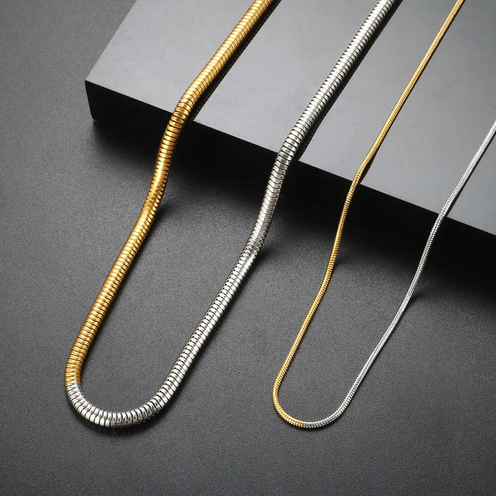 Gold colour geometric snake bones chain necklace with 3mm width and linear pattern details