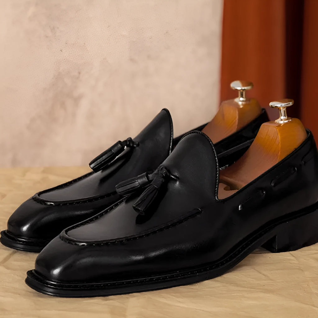Men's black genuine leather fringed loafers with rubber sole and British styling