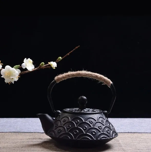 Japanese style cast iron teapot with 0.9 litre capacity in a bronze finish.