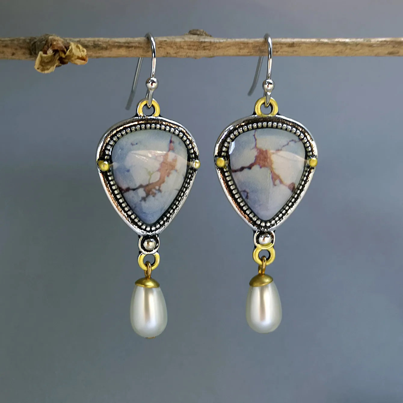 Retro blue women's drop earrings with geometric shape, synthetic opal and pearl details on electroplated metal.