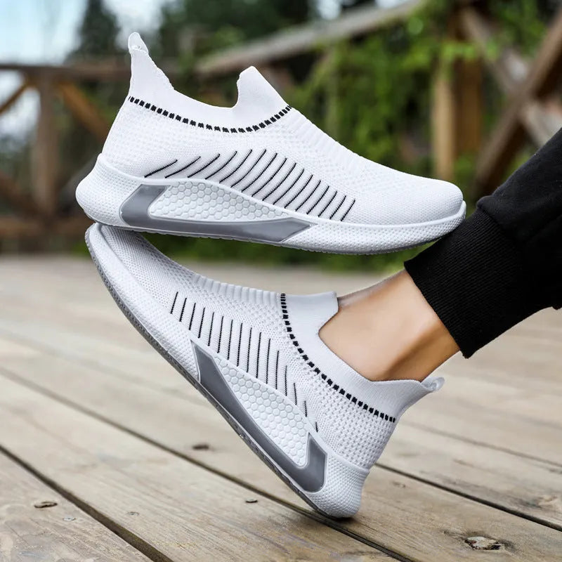 Men's low-top striped sneakers with flyknit mesh upper and slip-on lace design