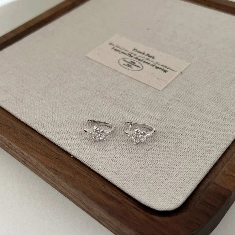Pair of 925 silver platinum earrings with flower and geometry design for women