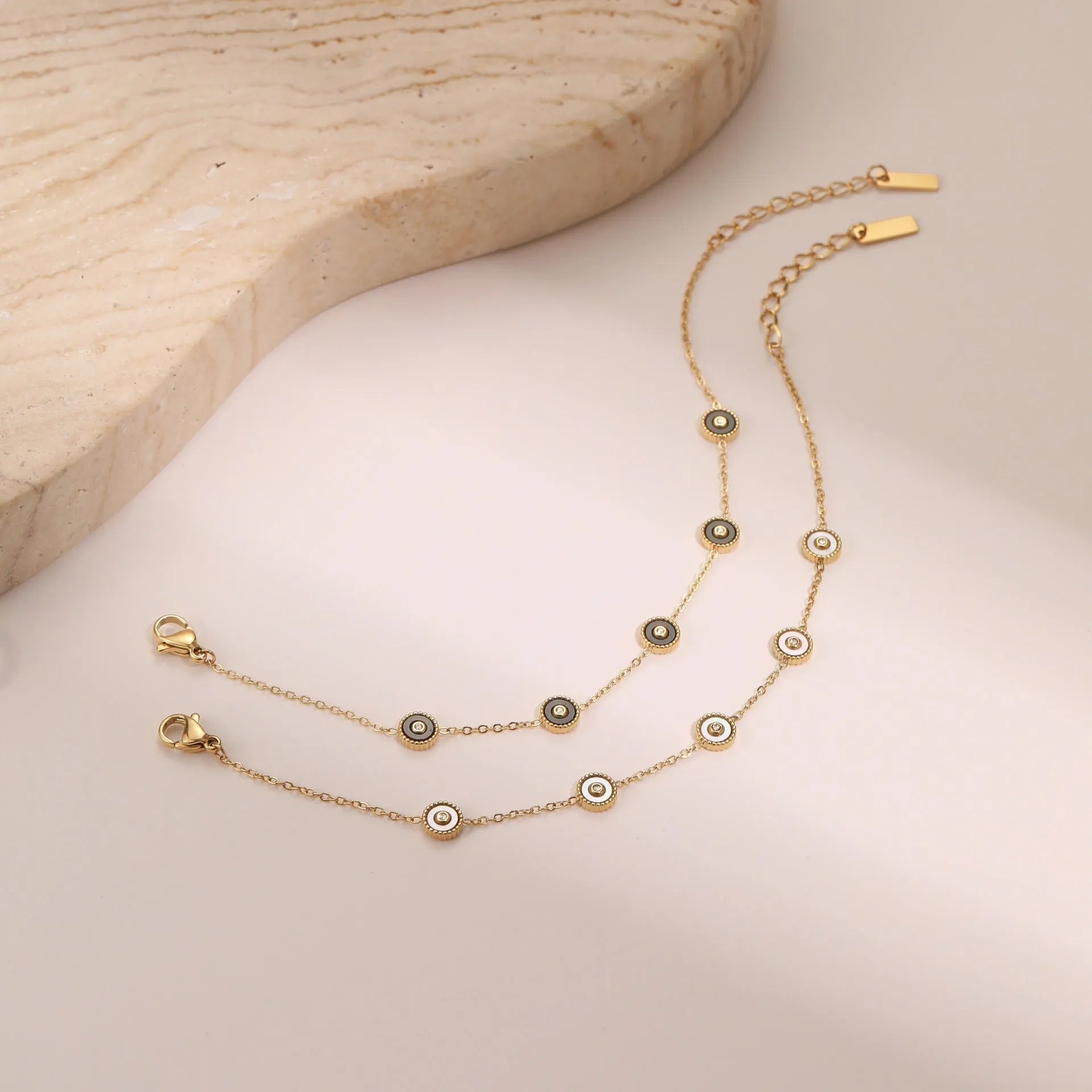 Women's stainless steel bracelet with electroplated 18K gold plating and geometric fritillary design