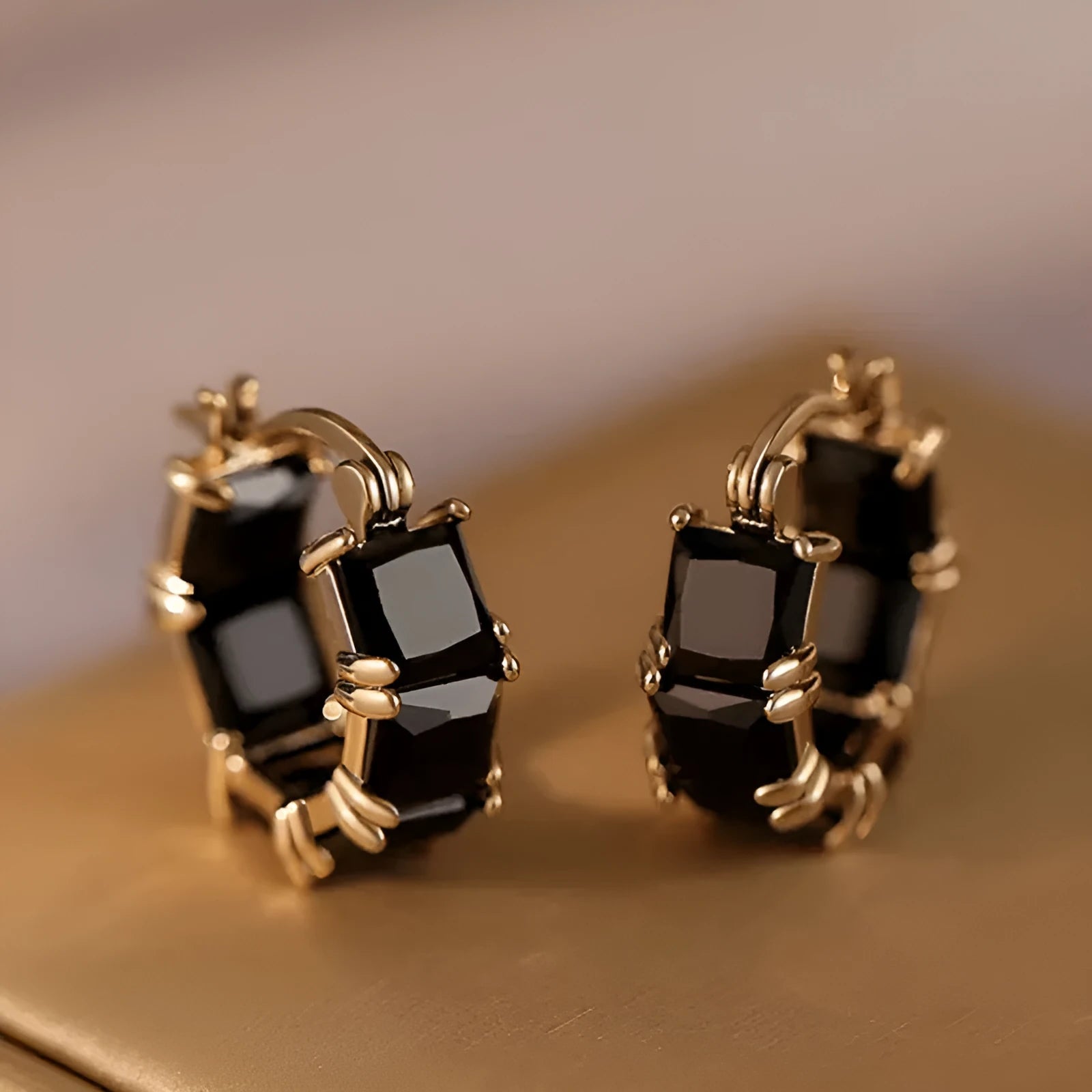 Geometric U-shaped earrings with black crystal zirconium stones in gold plating