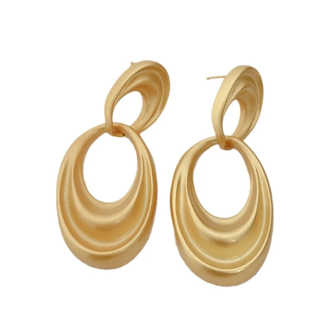 Gold coloured double circle French retro earrings with a U-shaped design and quicksand finish.