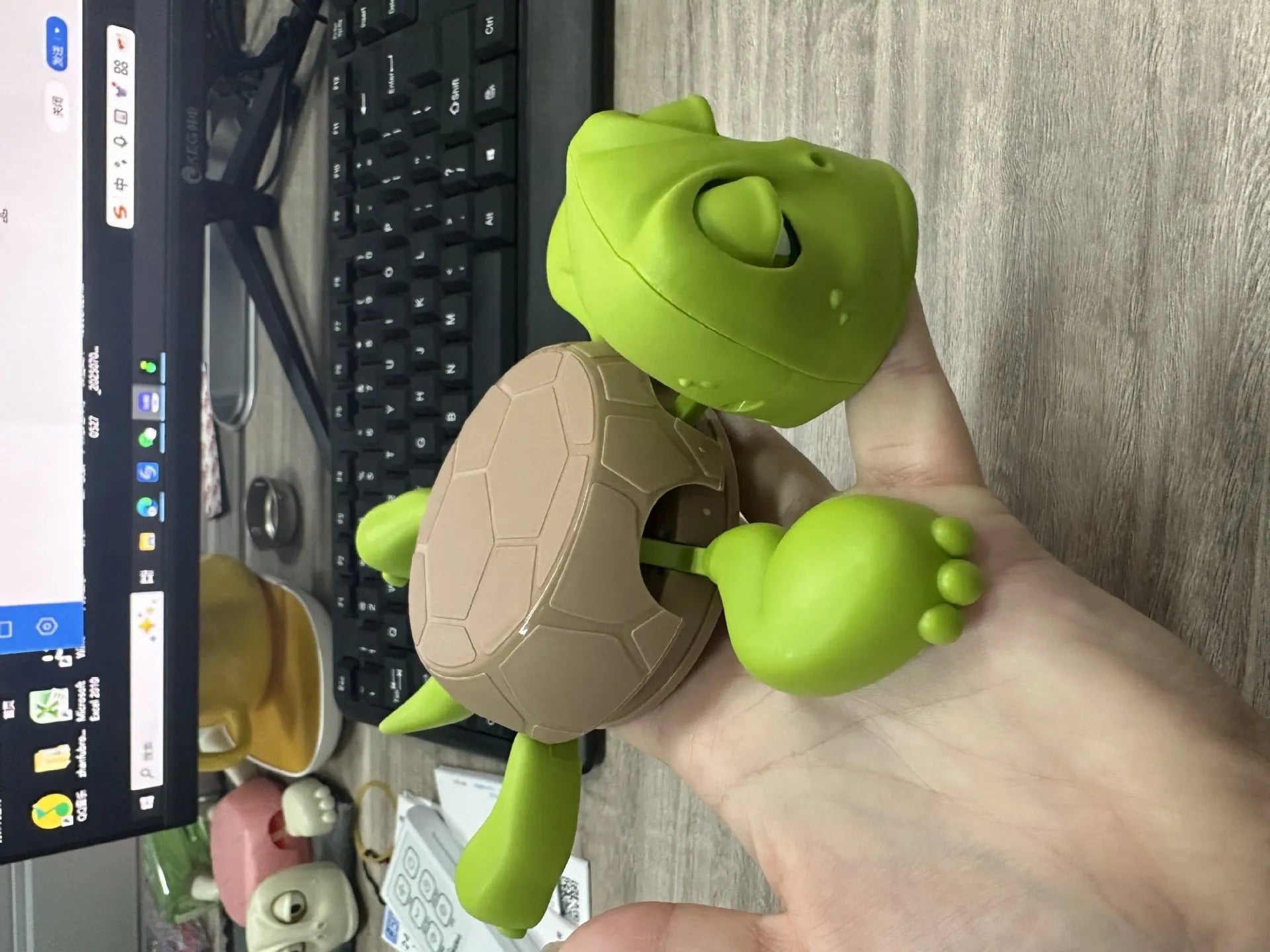 Turtle-shaped ABS plastic coaster for heat insulation in dark green, light green, wheat starch, and yellow colours.