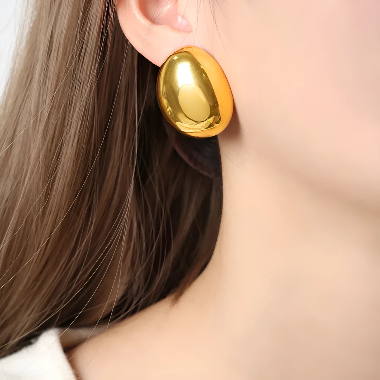 A pair of geometric stainless steel ear studs with a glazed electroplated finish in colour DFE139.