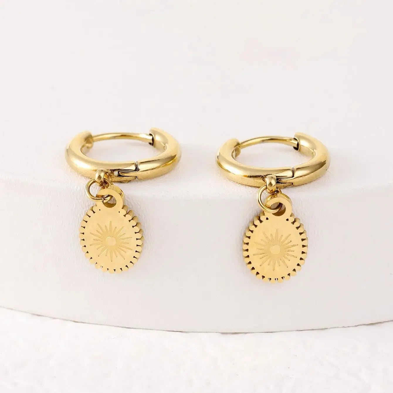 Stainless steel geometric women's ear studs in XY-EH005 colour with ellipse details.