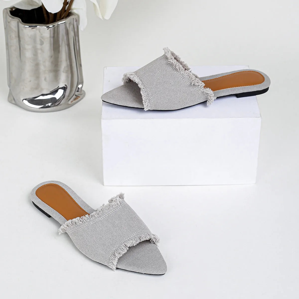 Women's denim flat slippers with tassel detail and leather lining in solid colour