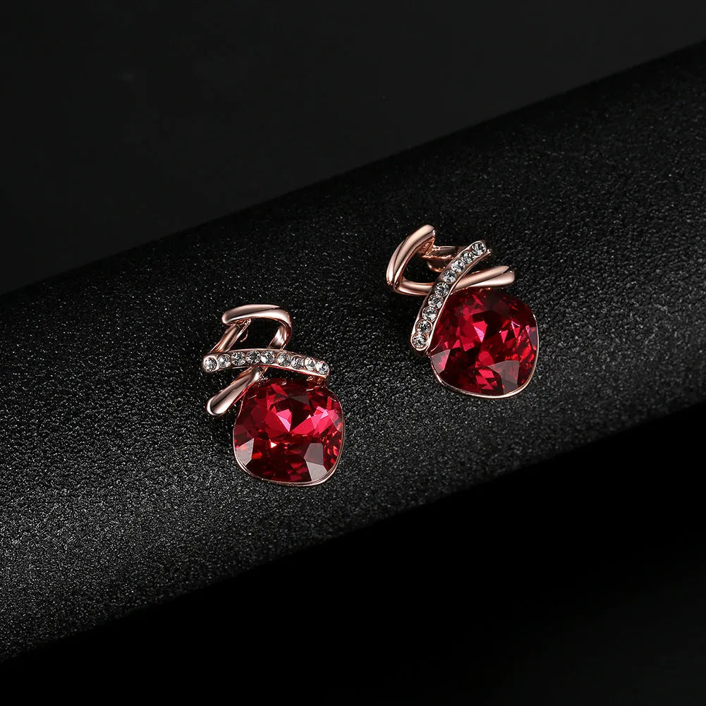 Women's jewellery set showing alloy necklace with water wave chain and matching earrings