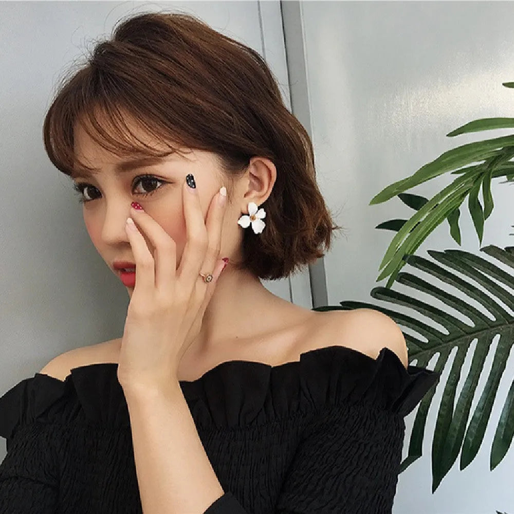Women's flower stud earrings in electroplated alloy with pink or white colour options