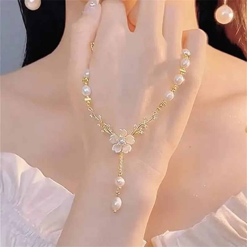 Alloy chain necklace with pearl flower pendant and rose floral design elements