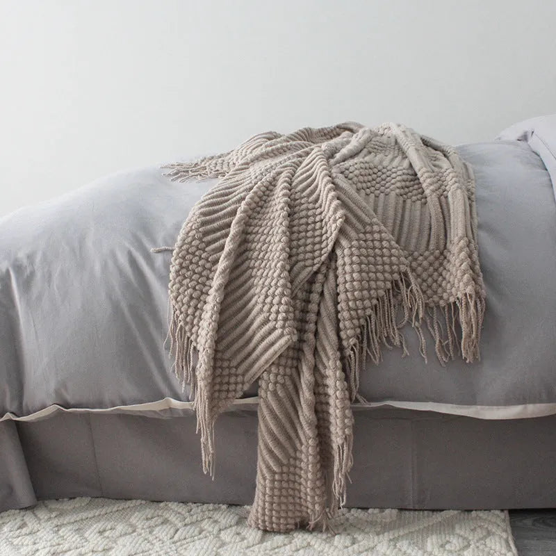 Small polyester fibre blanket measuring 127x170 cm in dark grey, khaki, or light grey colour
