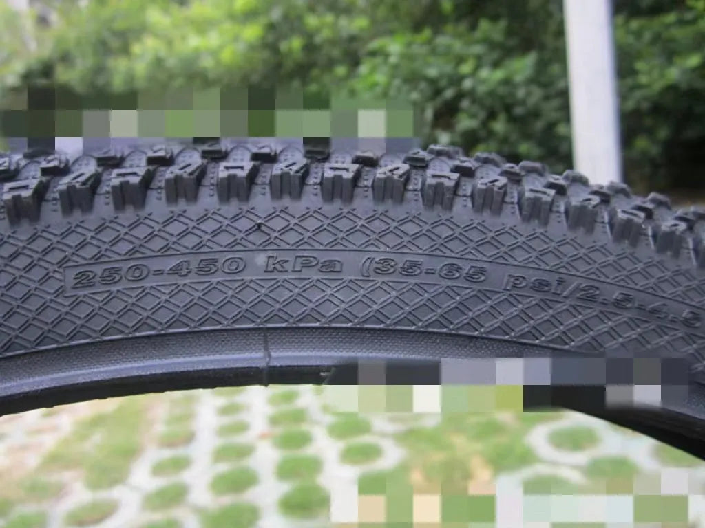 Ultralight mountain bike tyre with puncture-resistant construction for trail riding