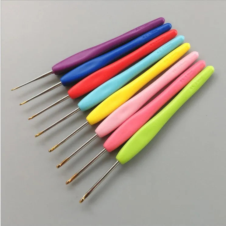 Complete set of 16 crochet hooks in a PU bag, showing thick and thin handles in sizes 1.0mm to 6.0mm.