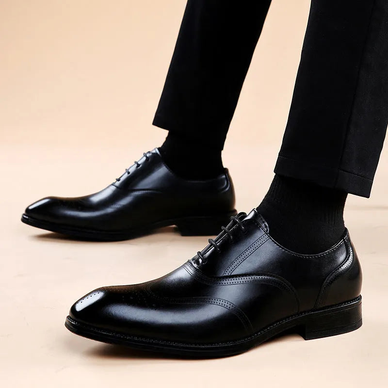 WC85505 Black formal leather brogue shoes for men with pointed-toe lace-up design, low heel, and rubber sole