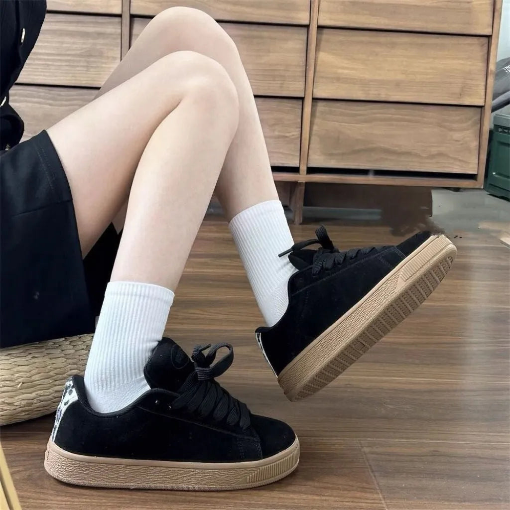Black retro low-top sneakers with waterproof platform sole and round toe