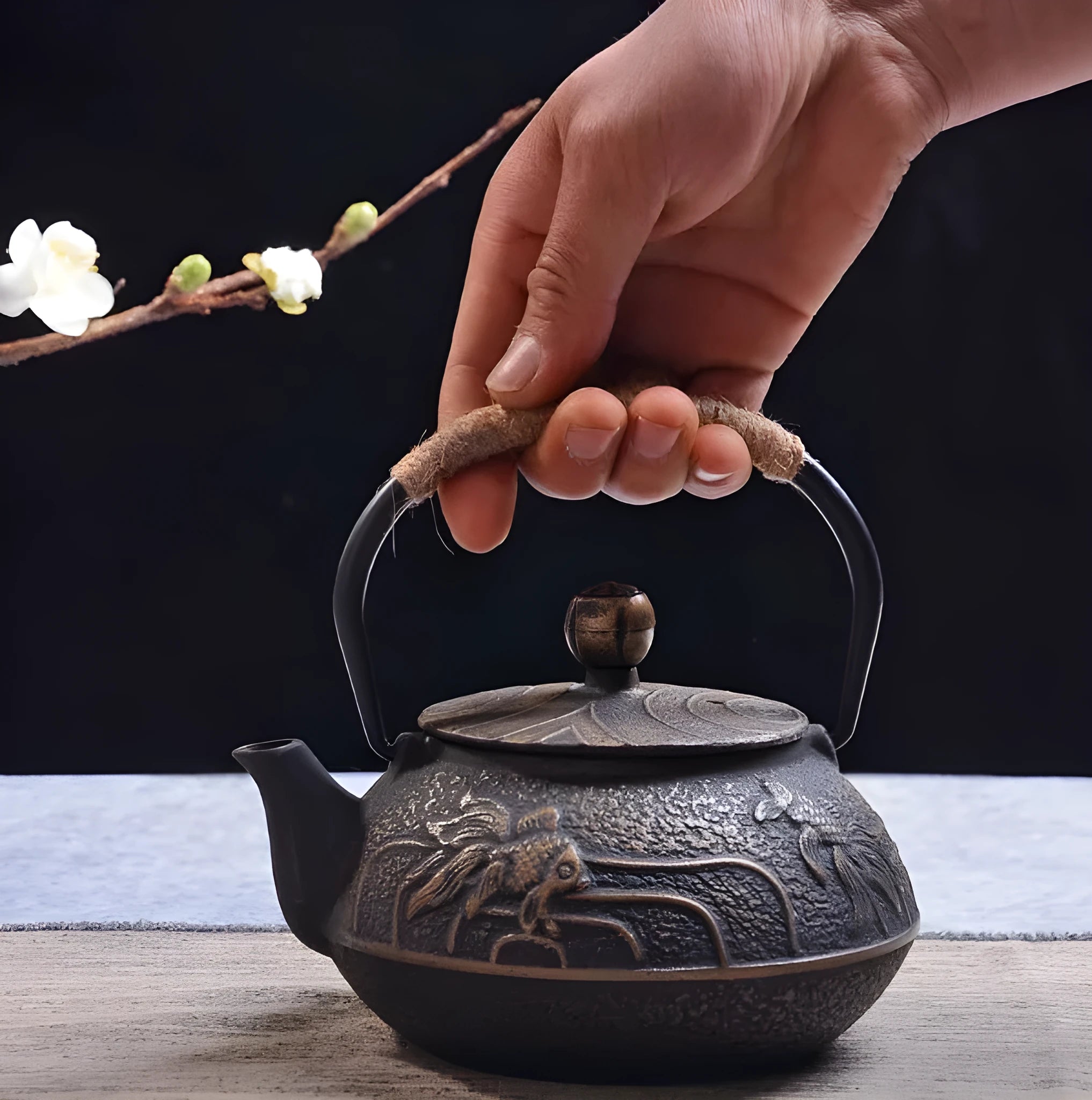Japanese style cast iron teapot with 0.9 litre capacity in a bronze finish.
