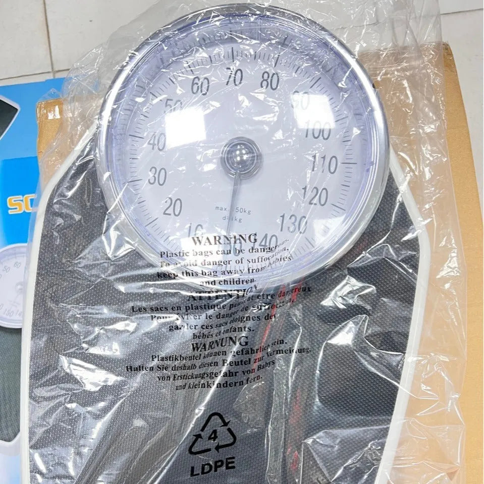 Black mechanical body weight scale with large dial display on 47x35 cm platform
