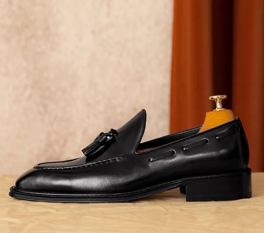 Men's black genuine leather fringed loafers with rubber sole and British styling