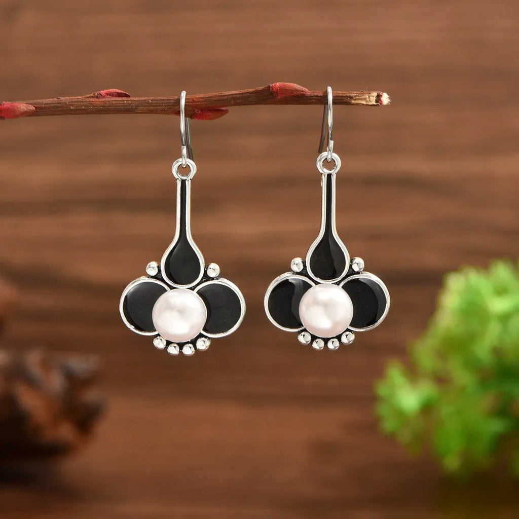 Silver retro fashion earrings for women with electroplated alloy creative design