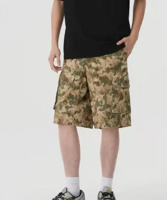 American retro workwear camouflage shorts in loose fit with cotton fabric