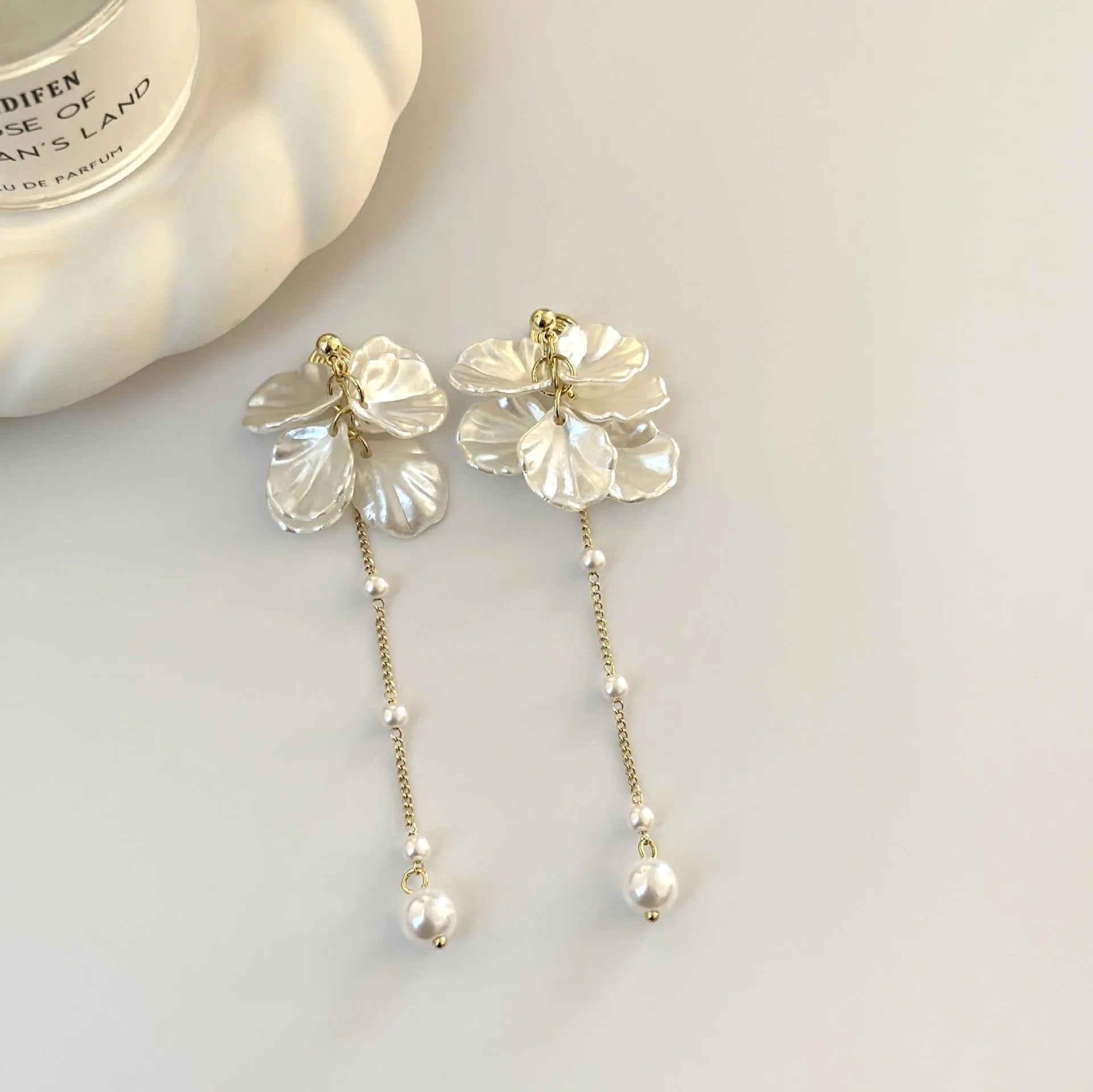 Women's acrylic shell pearl tassel earrings showing four clip types and 8.8cm length