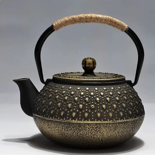 Japanese style cast iron teapot with 0.9 litre capacity in a bronze finish.
