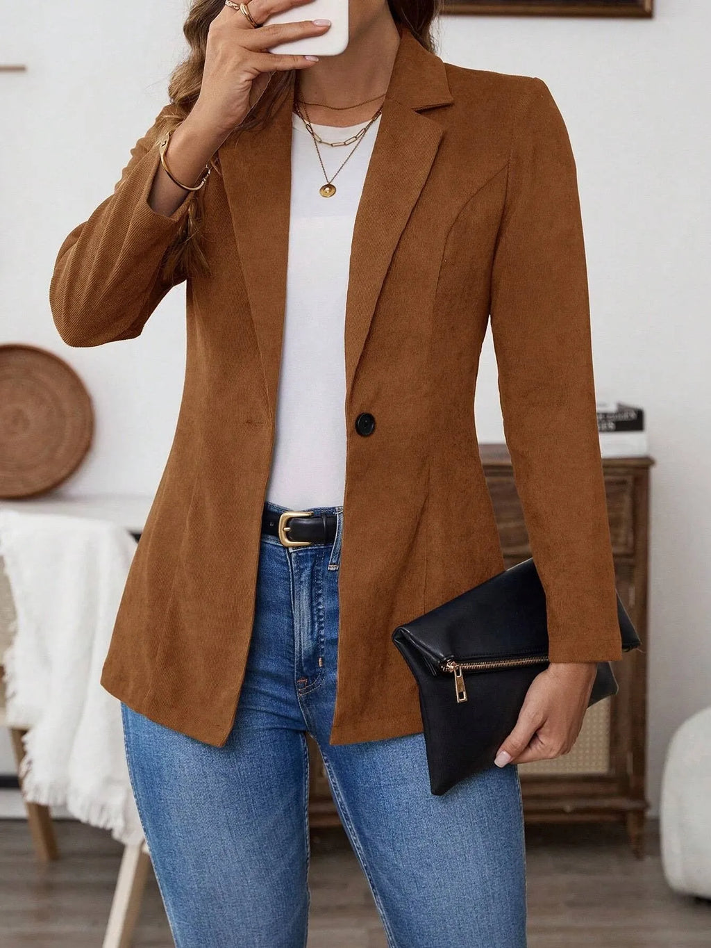 Brown single-breasted leisure coat with lapel collar and long sleeves