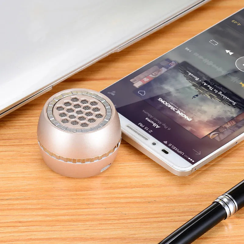 Universal external amplifier speaker in black, local gold, and rose gold finishes, showing wired input and USB power port.