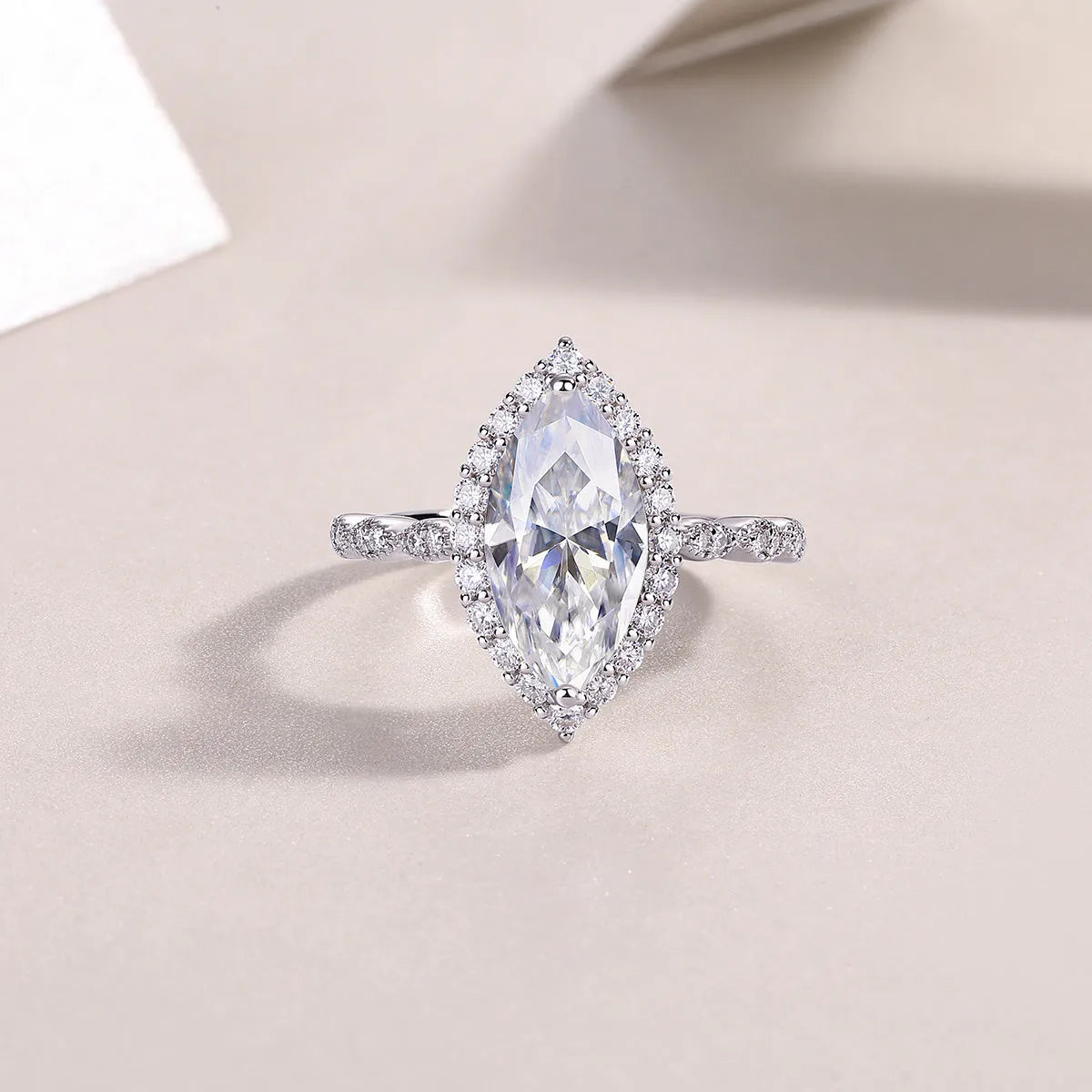 Heartbeat Mirror moissanite wedding ring set S925 silver platinum-plated horse eye shape 7x14mm on display in gift box