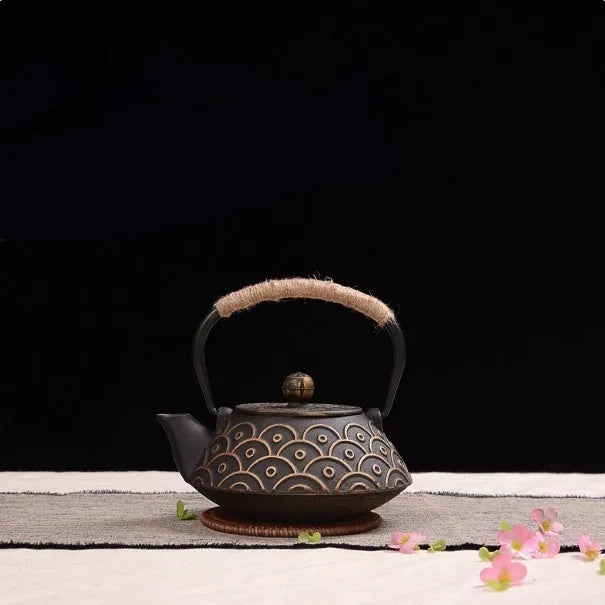 Japanese style cast iron teapot with 0.9 litre capacity in a bronze finish.