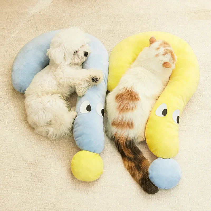 Blue or yellow rectangular pet pillow for cats and dogs, dimensions 62 cm by 39 cm.