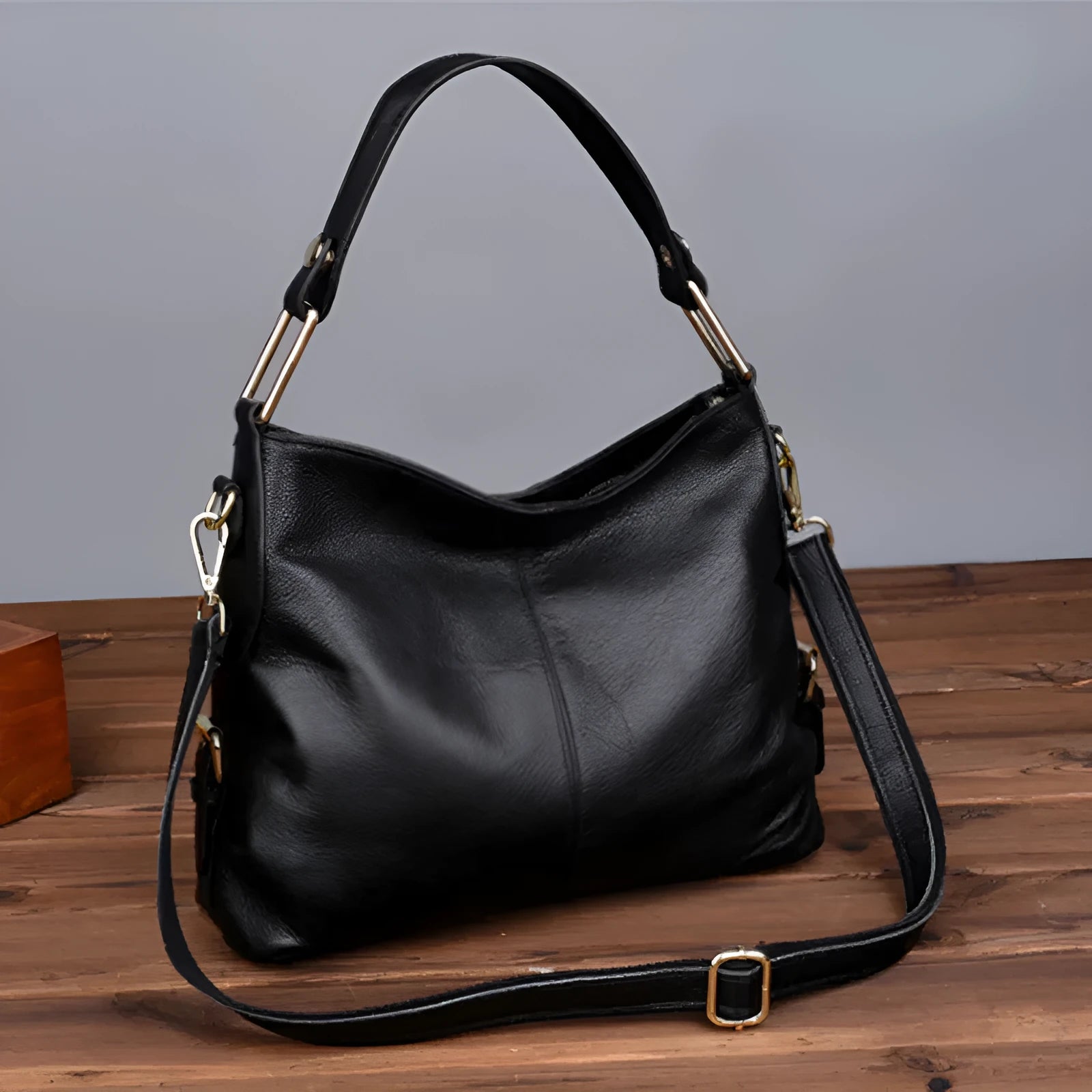 Genuine leather crossbody bag in vertical square shape with multiple internal compartments and four colour options