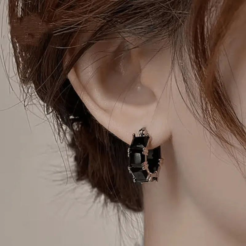 Geometric U-shaped earrings with black crystal zirconium stones in gold plating