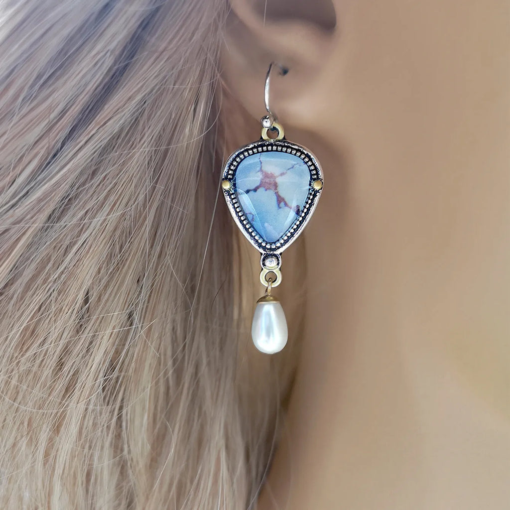 Retro blue women's drop earrings with geometric shape, synthetic opal and pearl details on electroplated metal.