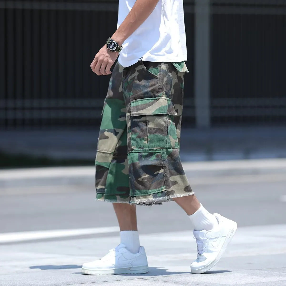 American retro workwear camouflage shorts in loose fit with cotton fabric
