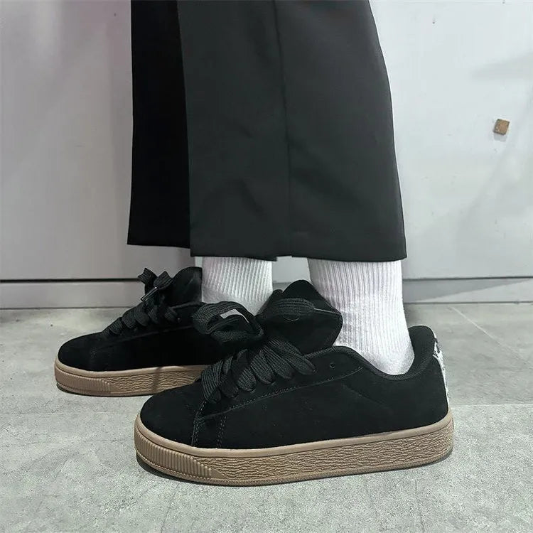 Black retro low-top sneakers with waterproof platform sole and round toe