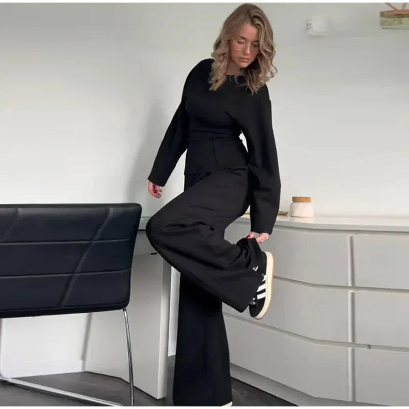 Women's fleece lounge suit set with O-neck pleated top and wide-leg trousers in matching colours