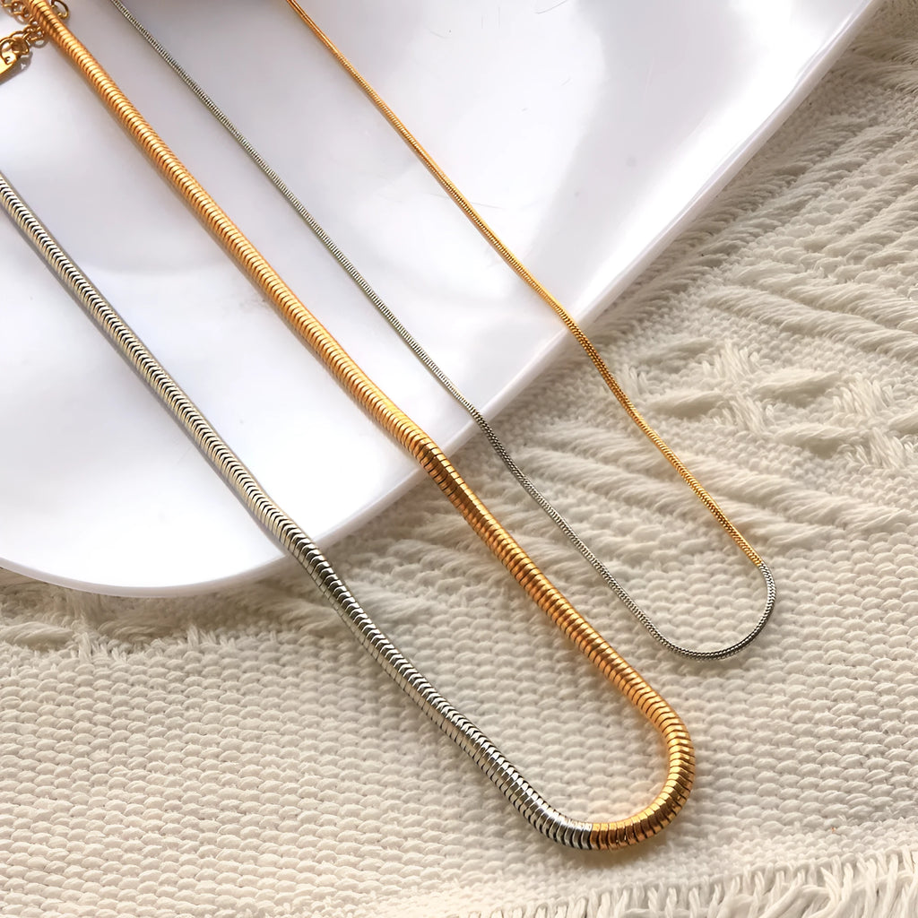 Gold colour geometric snake bones chain necklace with 3mm width and linear pattern details