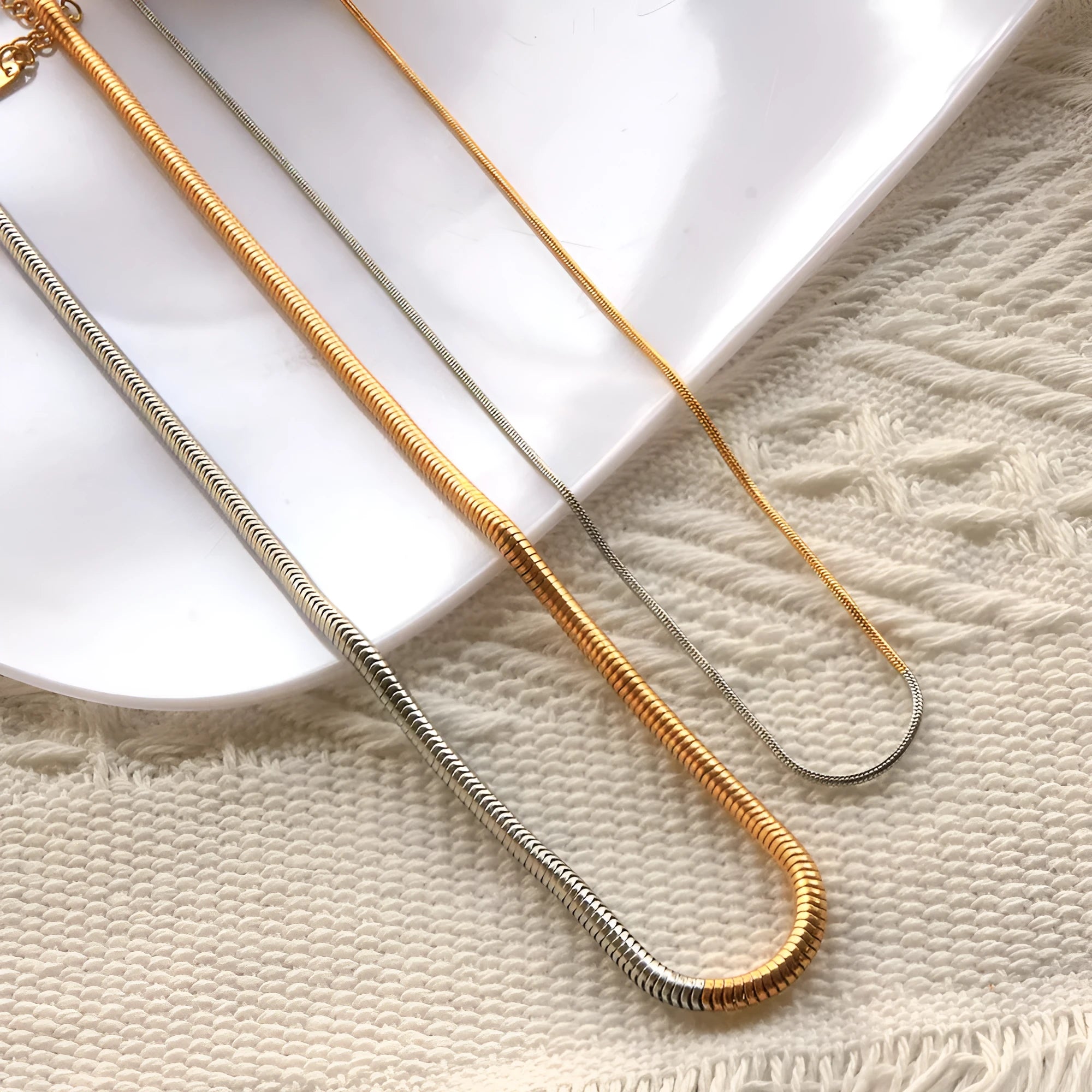 Gold colour geometric snake bones chain necklace with 3mm width and linear pattern details