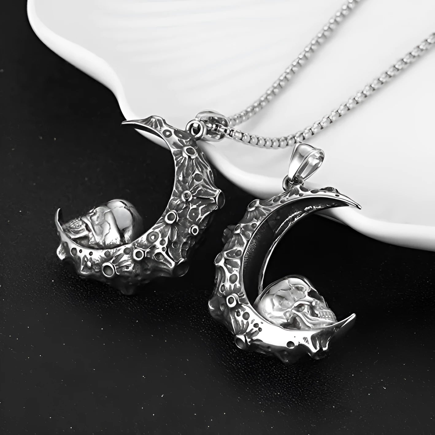 Men's silver skull pendant necklace with alloy chain in sports style design