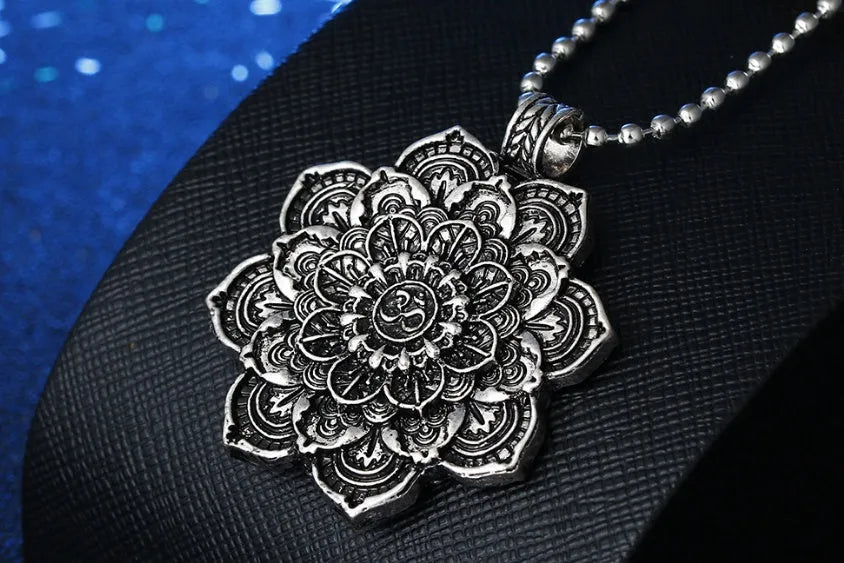 Alloy mandala amulet necklace with two styles, 4.2cm by 3.6cm pendant on 60cm silver chain