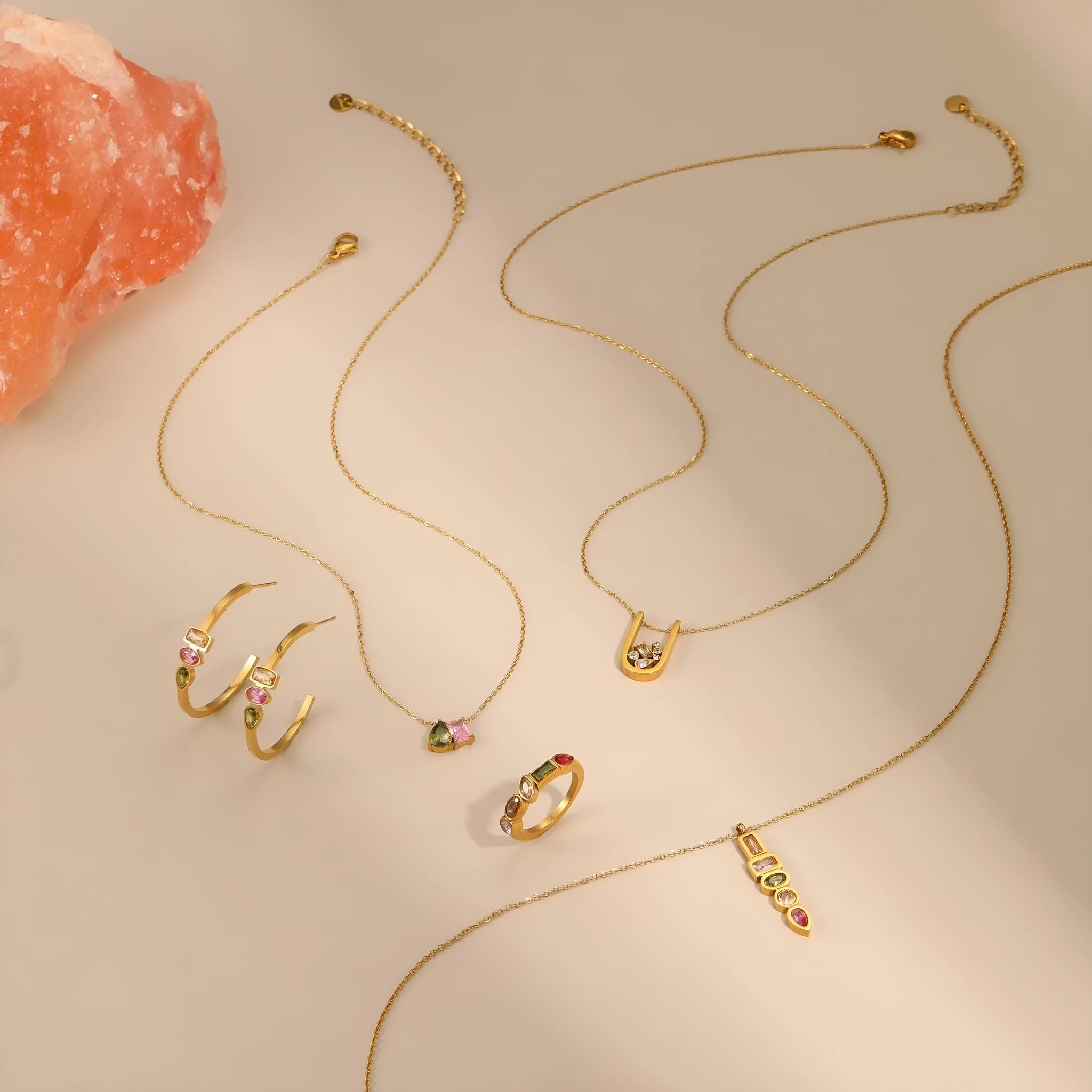 Geometric jewellery set with gold plated necklace, earrings and ring on stainless steel chain