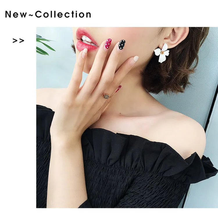 Women's flower stud earrings in electroplated alloy with pink or white colour options