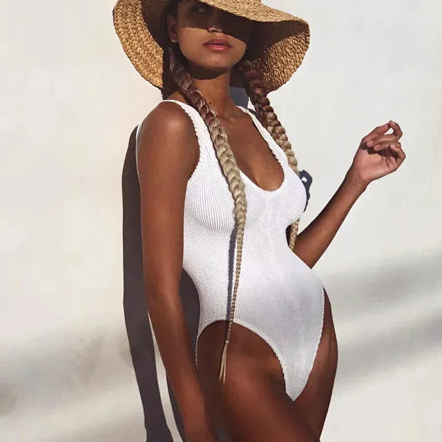 Solid colour one-piece swimsuit with seersucker fabric and backless design
