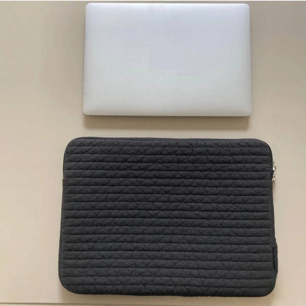 Hand-held black and white cotton clutch laptop bag with anti-seismic protection and coin pocket.