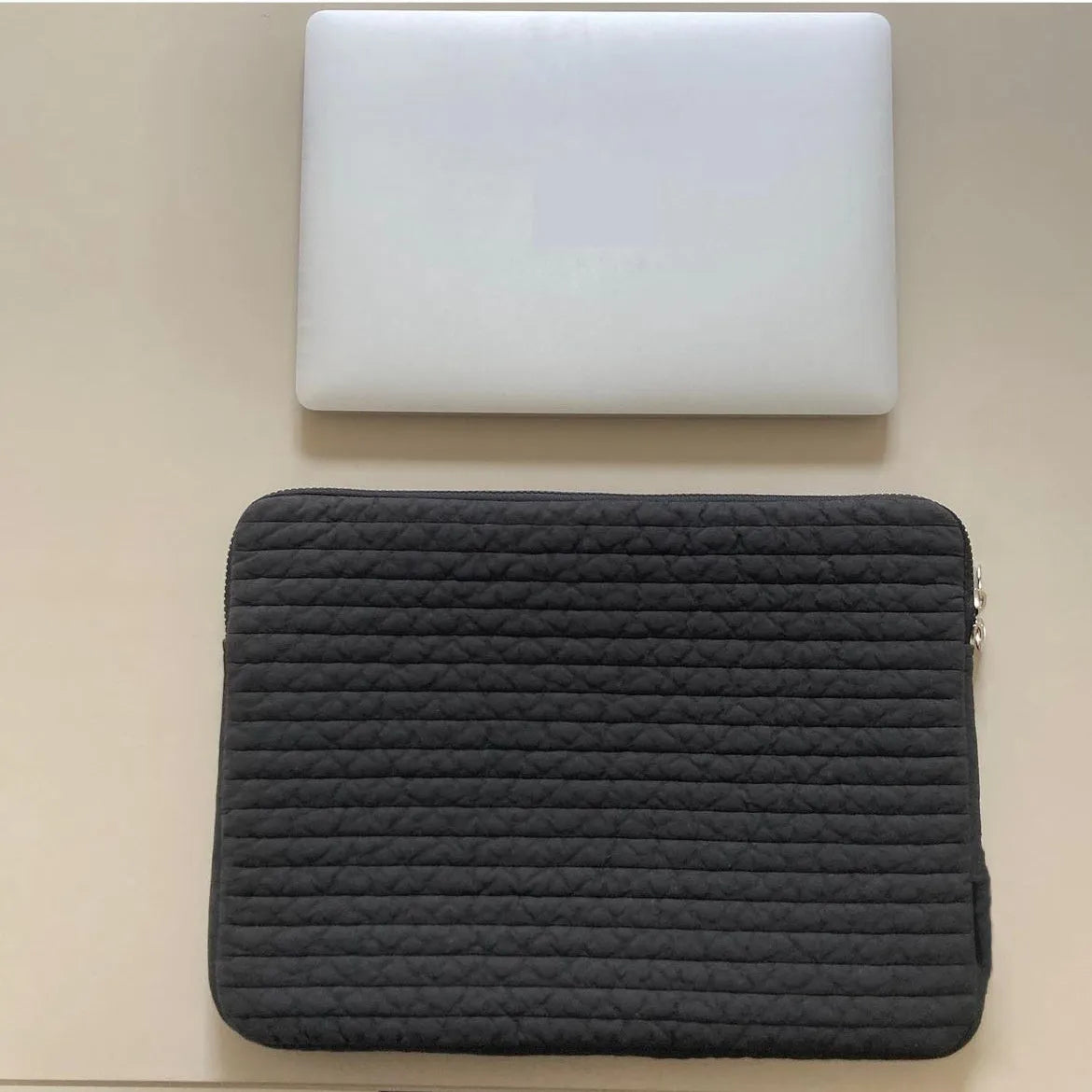 Hand-held black and white cotton clutch laptop bag with anti-seismic protection and coin pocket.