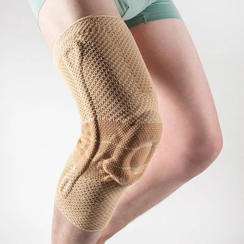 Adult sports kneepad in nylon and spandex for basketball running protection, showing black and blue colour option