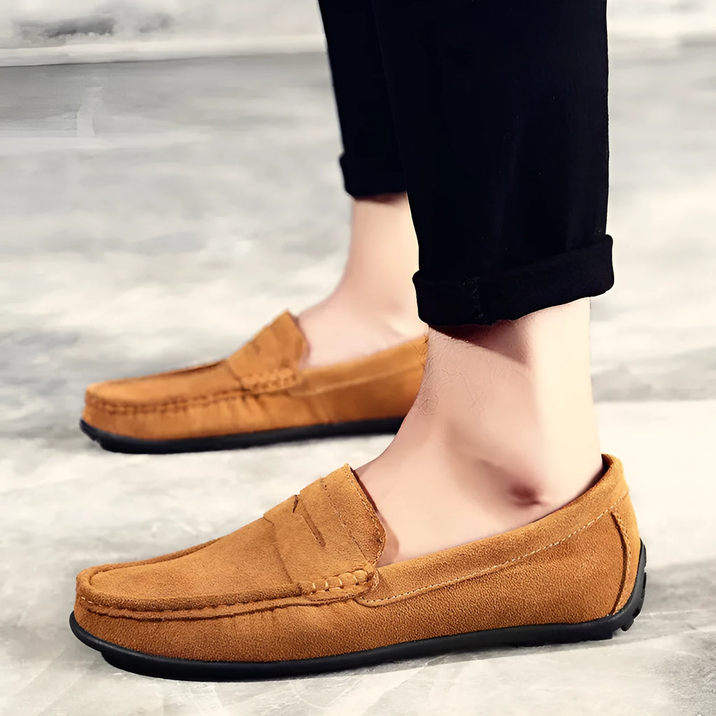 Men's Gommino casual shoes in suede leather with round toe and visible sewing lines